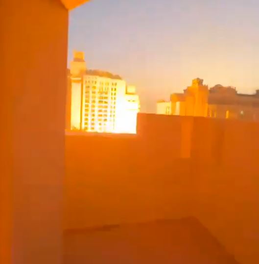 飛彈襲擊飯店當下產生巨大火光。（圖／翻攝自Ｘ平台@IbrahimJalalYE）