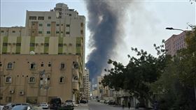 巴林街頭冒出濃煙伊朗28日反擊美國及以色列攻勢，巴林等駐有美軍基地的國家成目標。P姓科技業者指出，伊朗轟炸的後坐力大到大樓搖晃，彷彿地震，街上濃煙不斷。（P姓業者提供）中央社記者鍾佑貞華盛頓傳真　115年3月1日