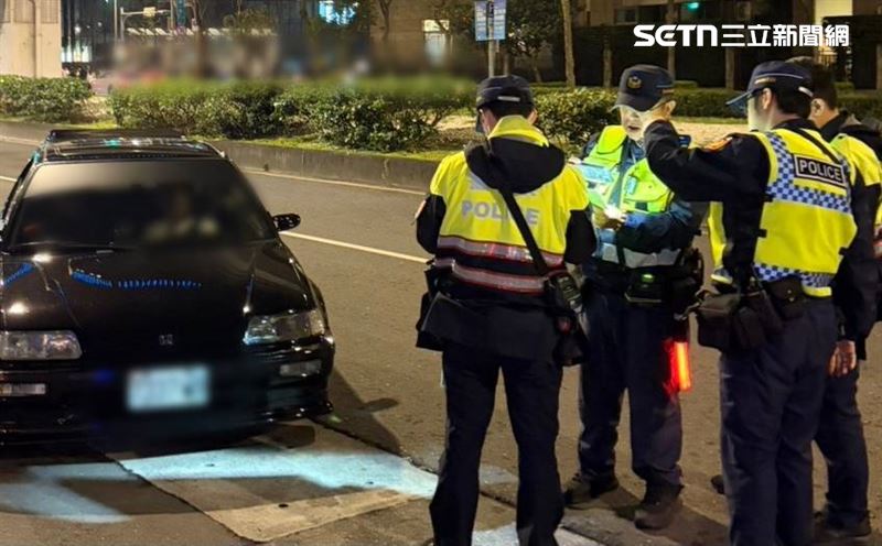 警方獲報到場後,共開出53張交通違規罰單。(圖/翻攝畫面)