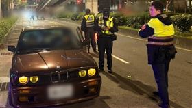 韓哥、王陽明車聚被抗議，警方獲報到場後，共開出53張交通違規罰單。（圖／翻攝畫面）