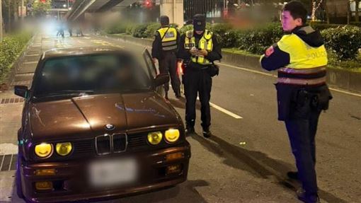 王陽明車聚癱瘓交通！警員怒開53張單