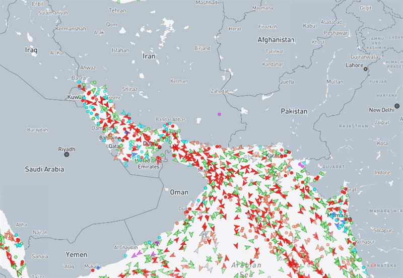 全球船隻追蹤與海事數據分析平台MarineTraffic的地圖顯示，仍有船隻在荷莫茲海峽區域活動。（圖／翻攝自Ｍarine Traffic官網）