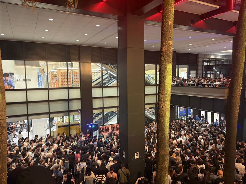 某知名餐酒公司2月28日（週六）晚間至凌晨在信義區新光三越A8館舉辦「泰勒絲之夜 4.0」。（圖／翻攝畫面）