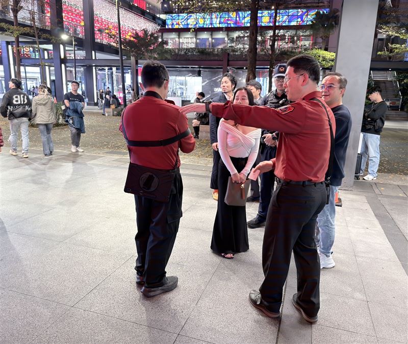 消防局第二大隊派員現場指導自衛消防編組人員，做好用火用電設施管理及相關因應機制。（圖／翻攝畫面）