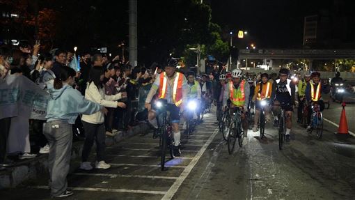 柯文哲一日北高…出事了！私車霸路享掌聲