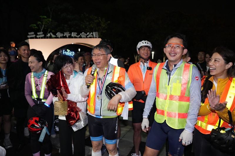 時隔2年回歸，腳上多的電子腳鐐成為話題，柯文哲出發前自嘲腳上負重，就很像以前練輕功要綁鉛袋，「就當作是負重訓練吧」！（圖／翻攝自民眾黨臉書）