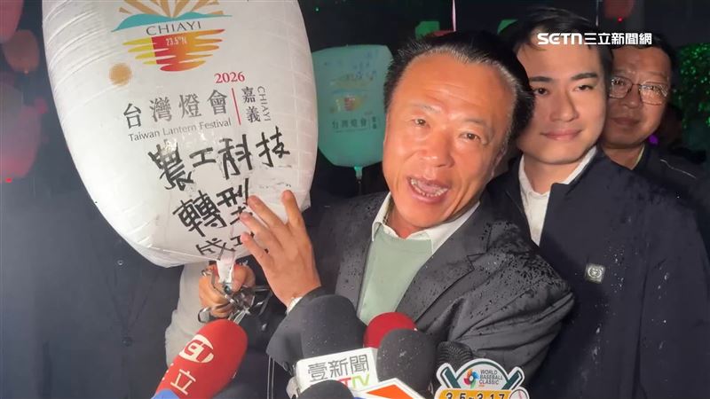 嘉義縣長翁章梁表示，很多鄉親、外縣市的民眾都來寫上這個祈福