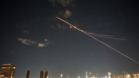 以色列防空飛彈攔截畫面。（圖／美聯社／達志影像）