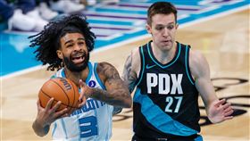 轉隊後懷特（Coby White）首度在黃蜂主場亮相。（圖／美聯社／達志影像）