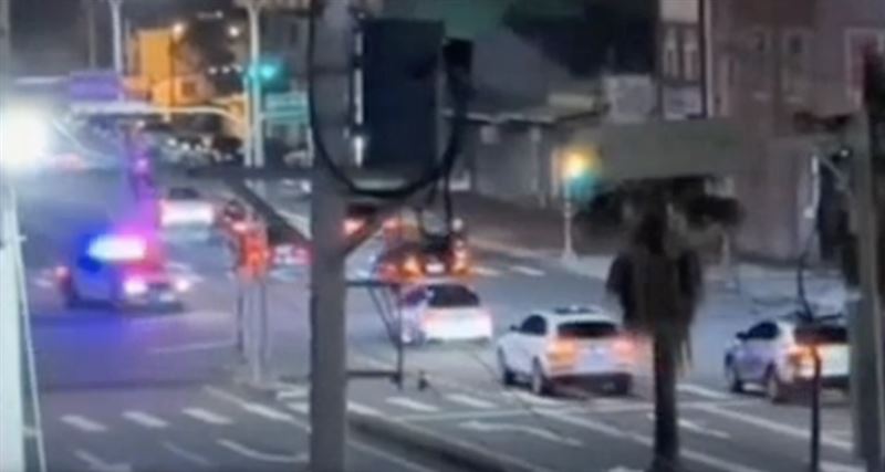 警方獲報趕抵時，現場人車立即逃離現場。（圖／翻攝畫面）