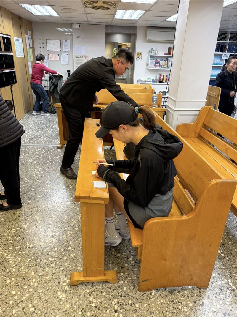 台北101董事長賈永婕今年228連假沒出國，而是與老公前往義光教會。（圖／翻攝自賈永婕臉書）