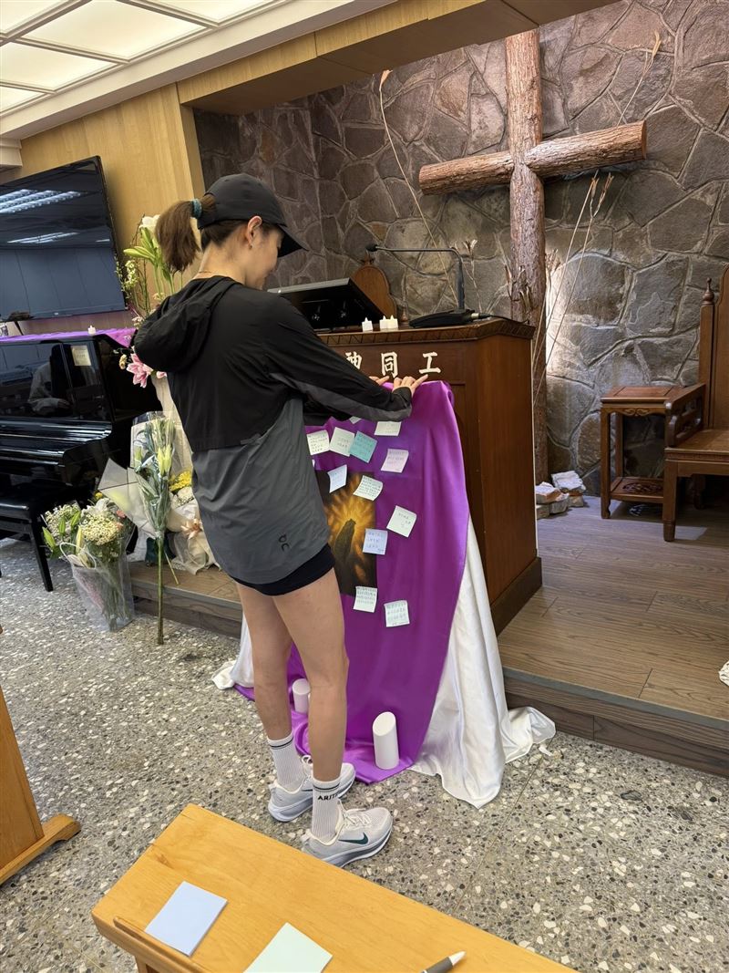 台北101董事長賈永婕（右）今年228連假沒出國，而是與老公前往義光教會。（圖／翻攝自賈永婕臉書）