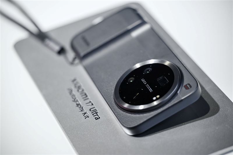 Xiaomi 17 Ultra旗艦級相機系統可透過兩款升級攝影配件進一步強化專業體驗。（圖／小米台灣提供）
