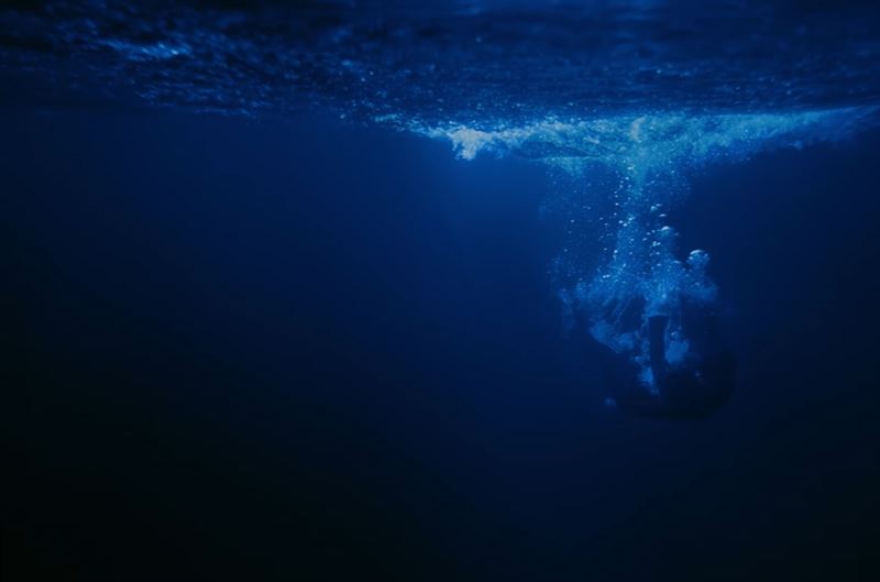 Ado出演新歌〈ビバリウム〉的MV,親自下水拍攝水中場景。(圖/翻攝自Ado YT)