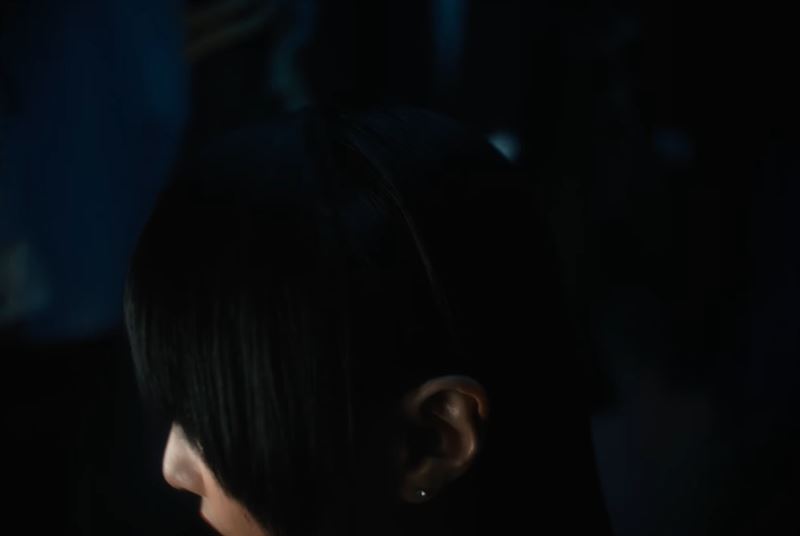 Ado首度公開側臉和眼睛。(圖/翻攝自Ado YT)