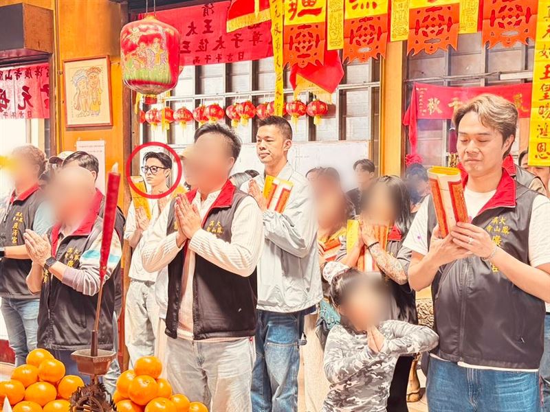 不少藝人現身團拜，包括陳大天、柯大堡，紅圈者為王子（圖／翻攝自大溪鳳山寺廣澤宮臉書臉書）