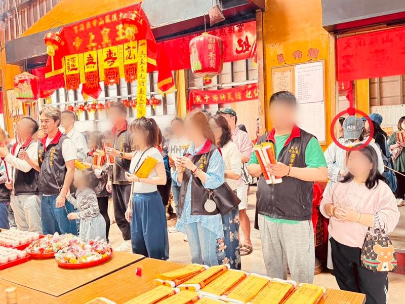 紅圈者為粿粿包的相當嚴實，戴帽子壓低遮臉與黑色口罩。（圖／翻攝自大溪鳳山寺廣澤宮臉書）