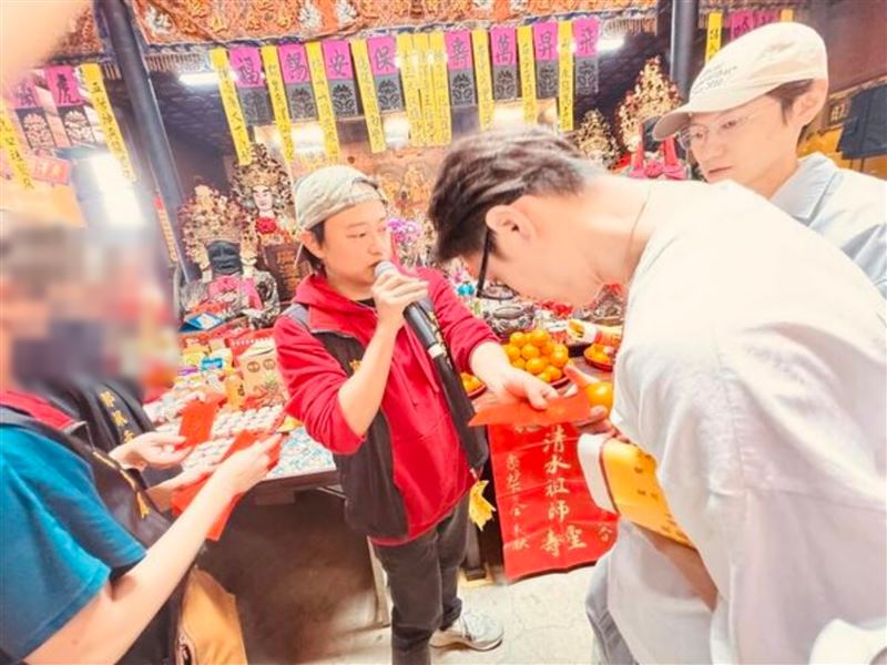 王子虔誠上香，身旁是弟弟毛弟邱宇辰陪同。（圖／翻攝自大溪鳳山寺廣澤宮臉書）