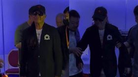 萬梓良因長期酗酒罹患嚴重糖尿病，已經行動不便，走路需人攙扶。（翻攝自微博）