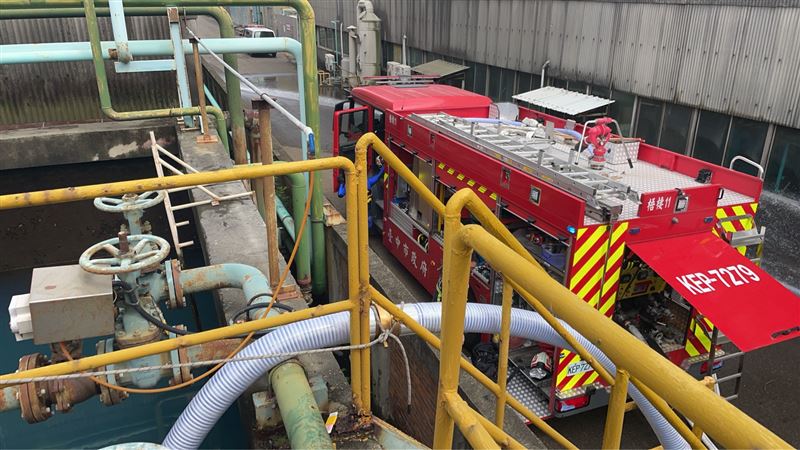 消防人員經抽除部份槽內污水後發現男子沉在槽底。（圖／翻攝畫面）