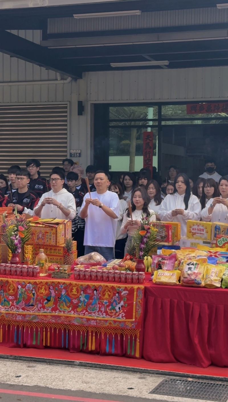 天后闆妹開工儀式大撒紅包，當下宣布舉辦「宮廟趴」流水席。（圖／翻攝自天后闆妹IG）