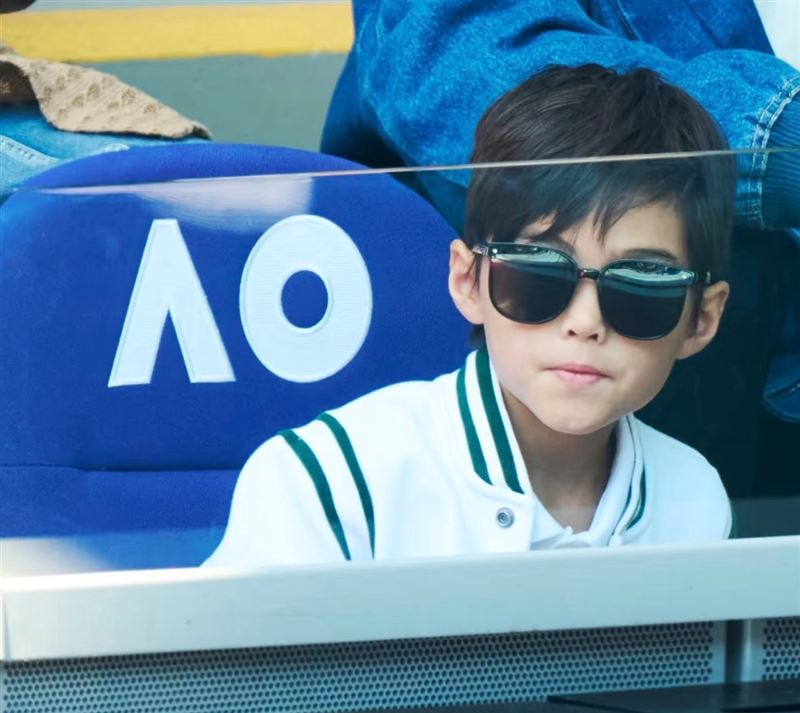 周杰倫兒子正面照曝光，神韻和爸爸超像。（圖／翻攝自微博）