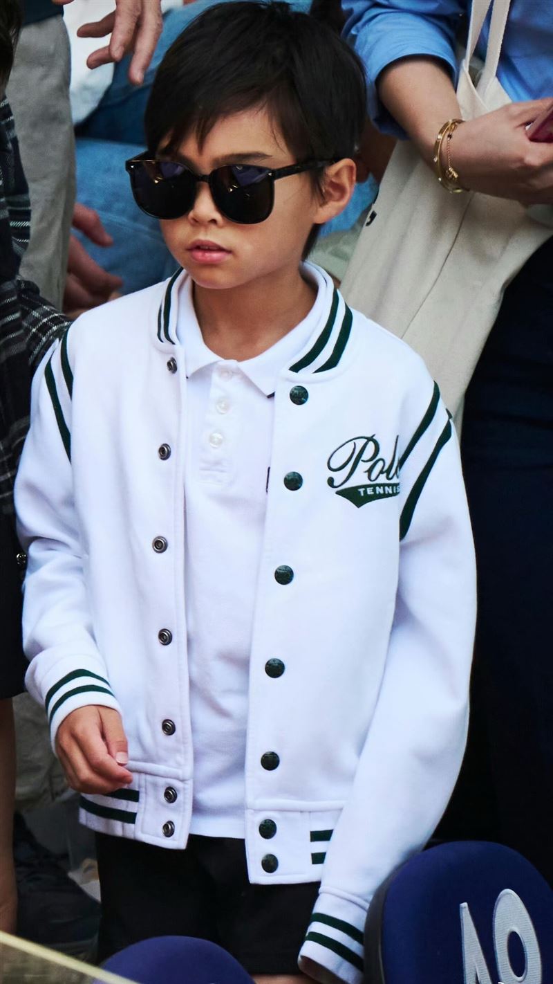 周杰倫兒子正面照曝光,神韻和爸爸超像。(圖/翻攝自微博)