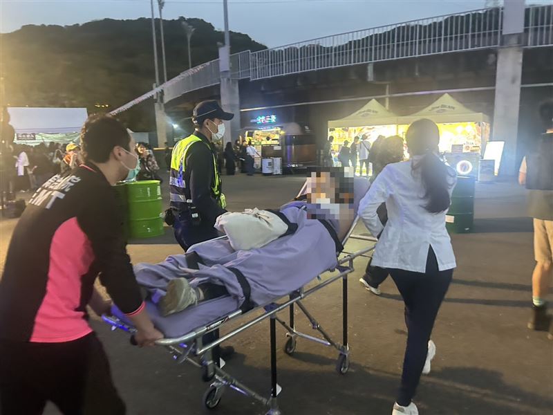 16歲卓姓少女突然身體不適倒地，警消人員立即協助送醫。（圖／翻攝畫面）