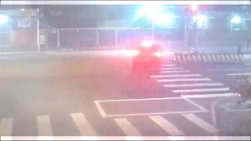 中和男甩尾撞分隔島 警搜出「喪屍煙彈」