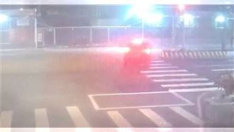 中和男甩尾撞分隔島　警搜出「喪屍煙彈」