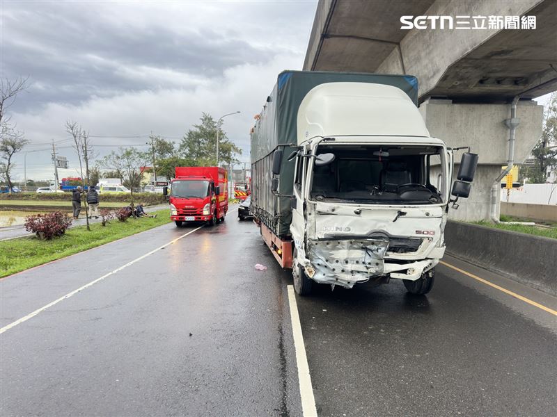 肇事的大貨車駕駛為39歲羅姓男子雙腳擦傷疼痛拒絕送醫，車上載著45歲菲律賓籍男子，與35歲越南籍男子兩人意識清楚。（圖／翻攝畫面）