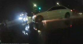 台中20歲男闖紅燈猛撞機車母女，再掃倒2義交畫面曝光引爆眾怒。（翻攝畫面）