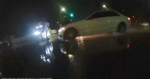 賓士闖紅燈猛撞母女雙載　再掃倒2名義交