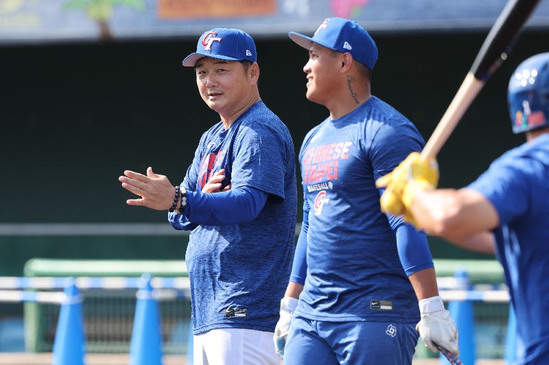 世界棒球經典賽台灣隊1日到日本宮崎SOKKEN棒球場練球備戰，總教練曾豪駒（左1）透露大家狀況都不錯，旅美6名球員與球隊會合後，還需要調整一下時差，但經過今天的練習，感覺都有融入團隊、氛圍蠻好的