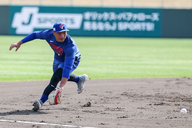 世界棒球經典賽台灣隊1日到日本宮崎SOKKEN棒球場練球備戰，旅美好手李灝宇進行守備訓練