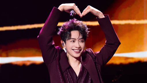 張棟樑唱一半送現金！幸運粉絲獨得大紅包