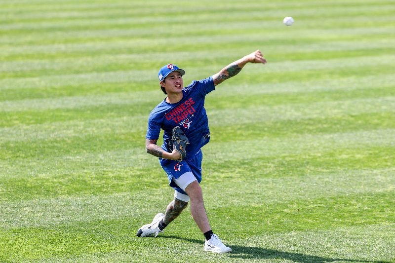 旅美亞利桑那響尾蛇投手林昱珉（圖）1日在日本宮崎SOKKEN球場加入WBC台灣隊訓練，他透露今年增重約5公斤，肌肉量提高、球速變快，目前重點在調整控球；被問起是否有望扛首戰對澳洲先發，他則笑說：「都有可能」