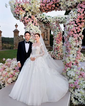 2023 年，吳千語與「百億富三代」施伯雄在義大利舉辦奢華婚禮。（圖／翻攝IG@mkarena_ngs）