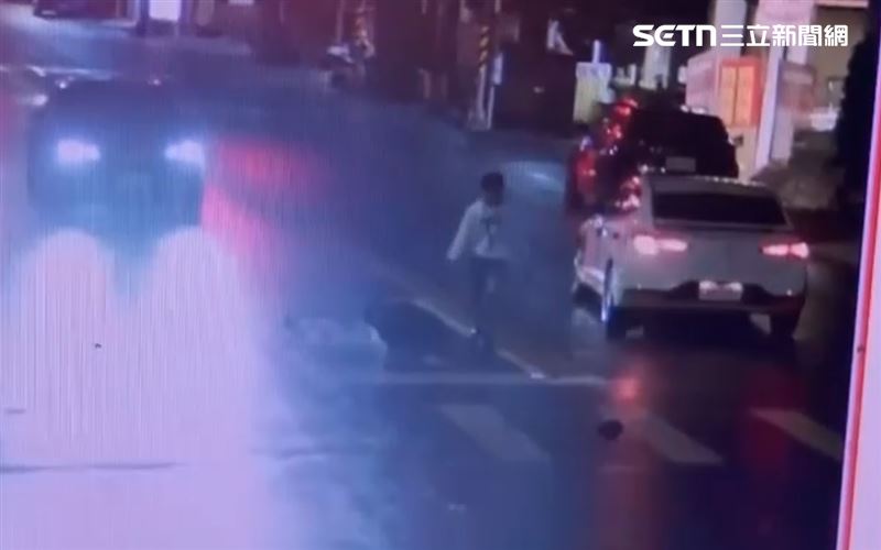 撞飛行人，駕駛連忙下車查看。（圖／翻攝畫面）