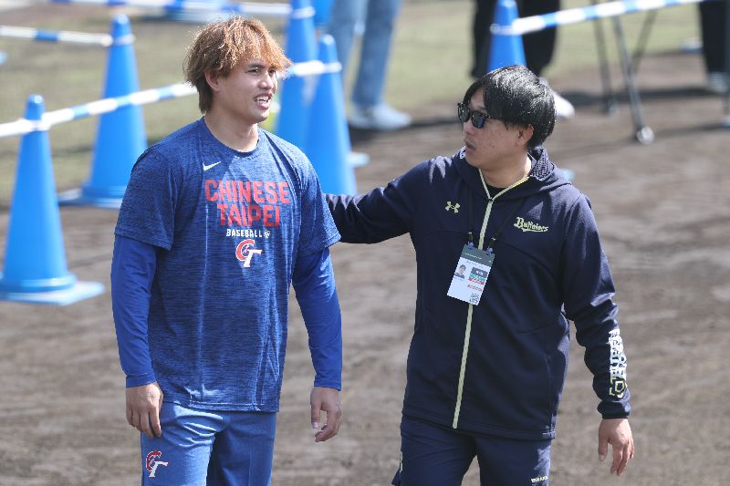 張奕跟前隊友敘舊 30人到齊直呼層次不同