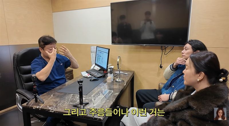 白智榮的老公鄭錫元，一同陪伴她前往整形外科諮詢。（圖／翻攝自백지영 Baek Z Young YT）