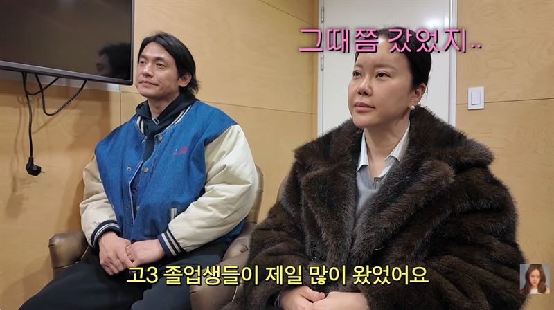 白智榮的老公鄭錫元，一同陪伴她前往整形外科諮詢。（圖／翻攝自백지영 Baek Z Young YT）