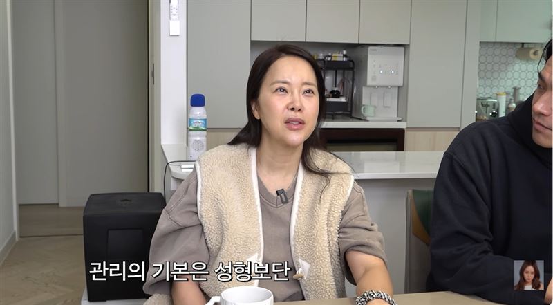 白智榮的老公鄭錫元，一同陪伴她前往整形外科諮詢。（圖／翻攝自백지영 Baek Z Young YT）