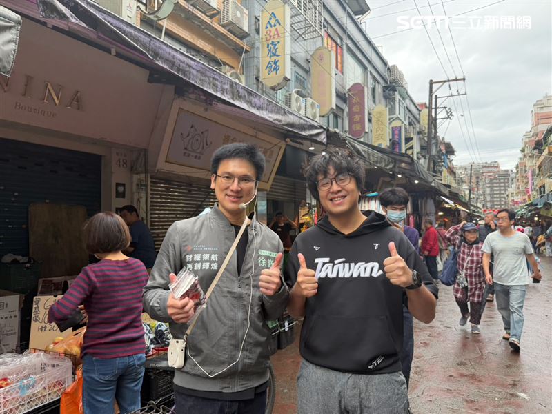 沈伯洋陪徐嶔煌通化市場掃街。（圖／徐嶔煌競選辦公室提供）