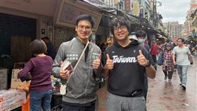 沈伯洋陪徐嶔煌通化市場掃街。（圖／徐嶔煌競選辦公室提供）