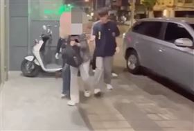 一名女毒品通緝犯昨日與男友騎乘機車，遇警攔查竟拋下男友拒捕逃逸，警方先逮捕現場的男嫌，事後循線再將女嫌查獲到案。（翻攝畫面）