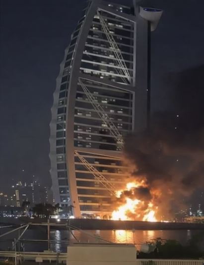 杜拜帆船飯店遇襲起火，一名台灣科技董座當時下榻此處。（圖／番社自X平台）