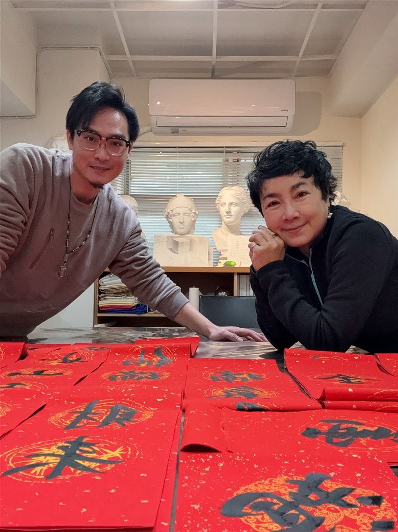 謝麗金（右）大方分享出國糗事。（圖／翻攝自謝麗金臉書）