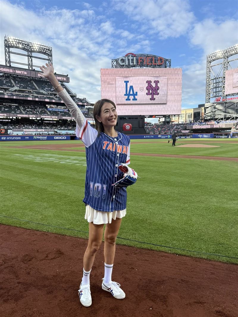 賈永婕今(1)天晚間表示,「預告一下接下來我會消費棒球!台北101從3/4開始天天點燈為Team Taiwan 加油!」(圖/翻攝自賈永婕臉書)