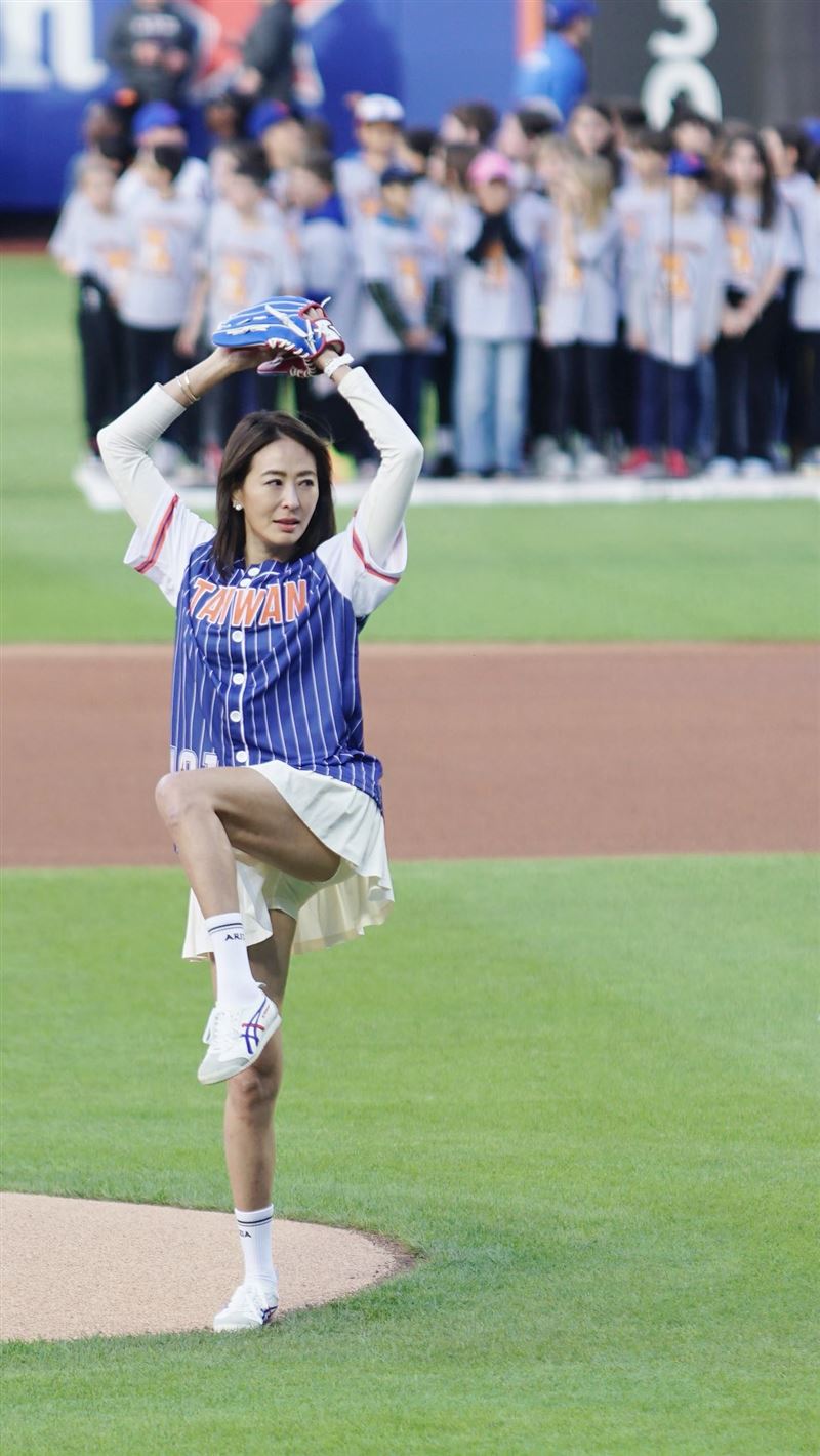 賈永婕今(1)天晚間表示,「預告一下接下來我會消費棒球!台北101從3/4開始天天點燈為Team Taiwan 加油!」(圖/翻攝自賈永婕臉書)